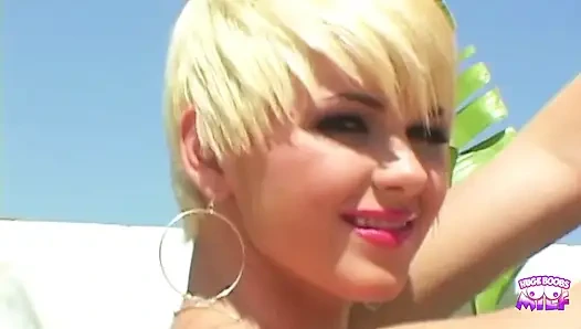 Böyle derin bir gırtlağa sahip bu büyük götlü sarışın birçok azgın adamla sikişebilir