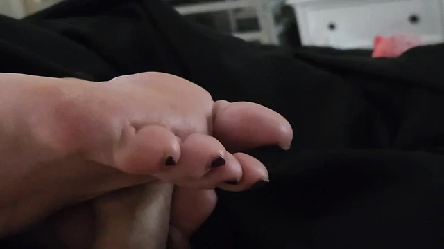 Orta yaşlı seksi kadın ayaklarını yarağa sürtüyor