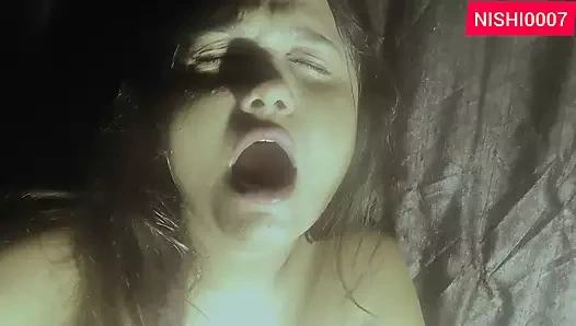 Nishi açıkta büyük göğüsler ve seksi amcık parmaklama gerçek bir masterbutaion freak solo kesilmemiş videodur.