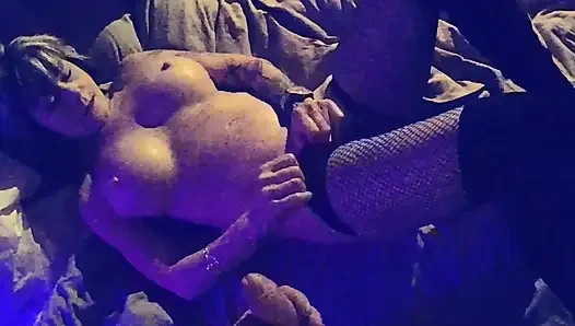 Seksi Süper Ateşli Olgun Nine Bağlı, Azdırıyor, Yalıyor Ve Her Yere Fışkırtana Kadar Sikiliyor.