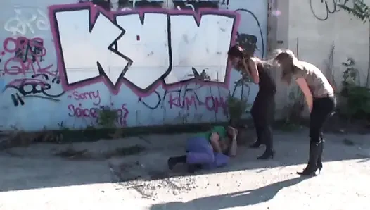 Açık havada çizme yalama