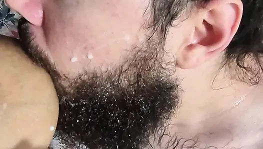 Komşumun Sakalındaki Göğüslerimden Süt