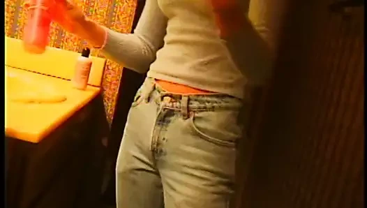 Harika sarışın şeritler aşağı ve sikikleri dışarıda