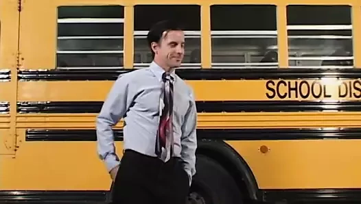 İki azgın öğretmen park halindeki otobüsün yanında şehvetli kız öğrenciyle sandviç yapıyor