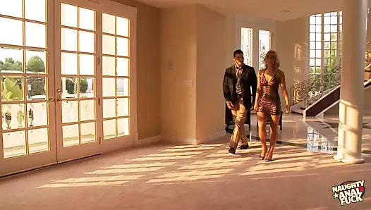 Evinin ne kadar lüks olduğunu gören sarışın kadın yarağını götüne istiyor