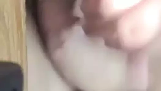 Yüzündeki büyük memeler