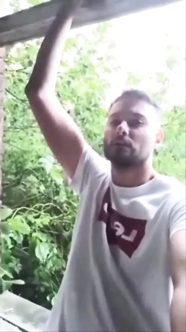 Bir adam kentsel keşif ortamında mastürbasyon yapıyor ve bir sakso sanatçısına yakalanıyor.