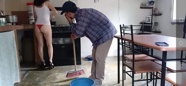 Şanslı bir temizlik işçisi, topuklu ayakkabılarla sikişmeye hazır bu ilahi azgın üvey annesini şaşırtıyor.