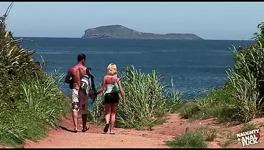 Teşhirci sarışın piliç plajdayken her iki sıkı deliğini aynı anda siktiriyor