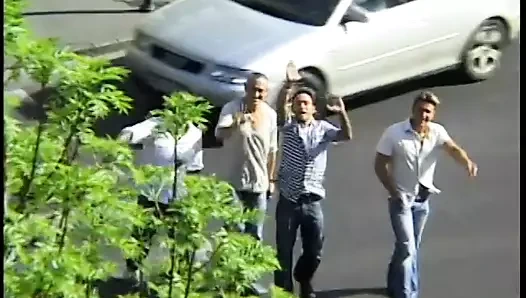 Sıcak kız kanepede eğildi ve parmak sert ve hızlı becerdin alır