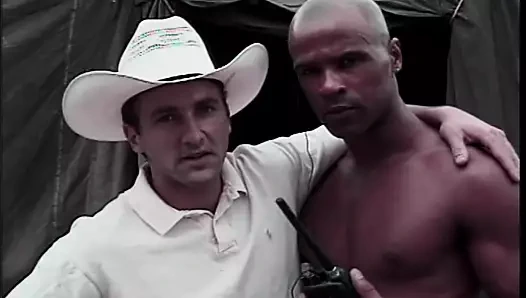 Sıcak beyaz kovboy istekli siyah tarafından şişmiş onun sert aracı alır