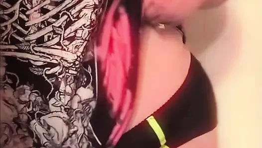 Azgın iri güzel kadın memelerini ve götünü yağladıktan sonra skyn vibratör oyuncağıyla fışkırtıyor