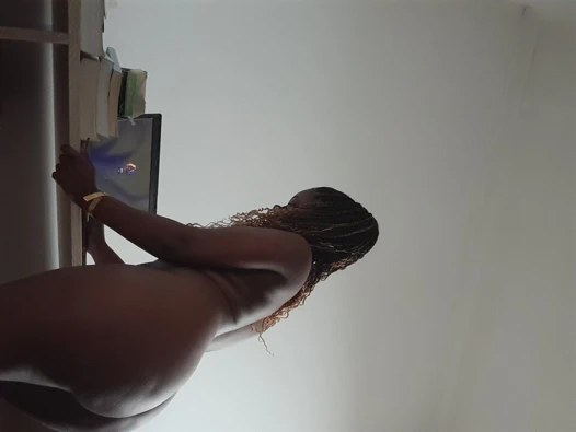 Yoooh işteydi çok azgın şanslı bubbling_booty evde yapay penisini unutmadı