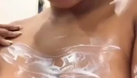 Kardeş masaj ona göğüsler ile bebek kremi