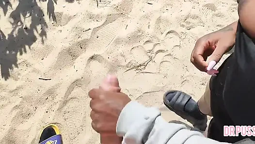 Hamile kadın kocası tarafından terk ediliyor ve plajda bir yabancıya tüm alana kadar haberi olmadan mastürbasyon yapıyor