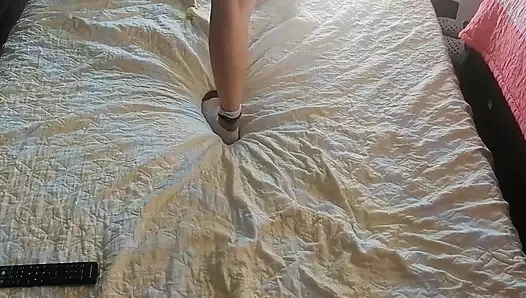 Seksi bir kadının saçları çıplak dans ediyor. Buharlı amatör bir çiftin vücutta yağ ile şehvetli masajı.