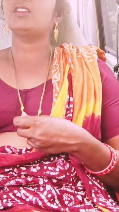 Telugu üvey anne arabada uzun zamandır üvey oğluyla seks yapıyor, Telugu edepsiz konuşuyor. | Klip 1