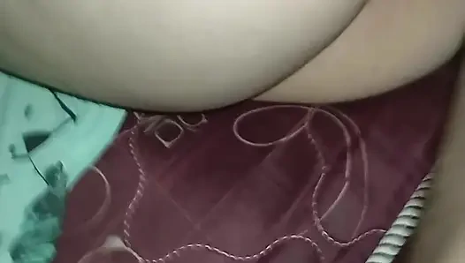 Onu yanında sikiyor ve amının üstüne boşalıyor