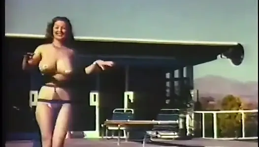 Bazı ateşli retro kızların dans edip kıyafetlerini çıkarlarını izleyin
