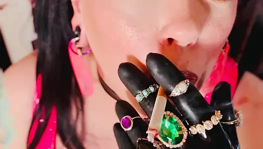 18 anneaux et gants en latex ! Mlle Tina Snua fume 2 cigarettes de liège pour son fan de gants ! - La fumeur OMI Ome Snap inhale en dérant