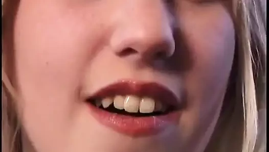 Sarışın piliç göğüslerini cezalandırıyor