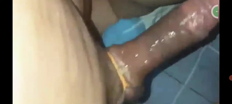 Anal seksine son vermek için yalvarıyor .çok sıkı