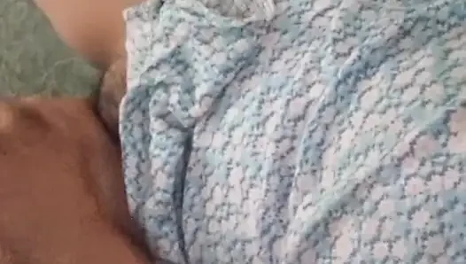 Ateşli esmer kadın oyuncak ayının üstünde dev dildoyla mastürbasyon yapıyor