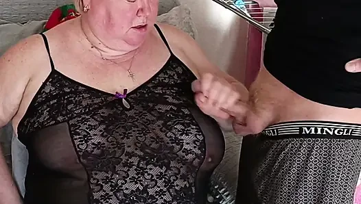 Üvey anne İngilizce'nin yarak emiyor ve geceliklerine boşaltıyor