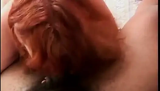 Adam odasında tıknaz yaşlı kadından vahşice sakso çekiyor