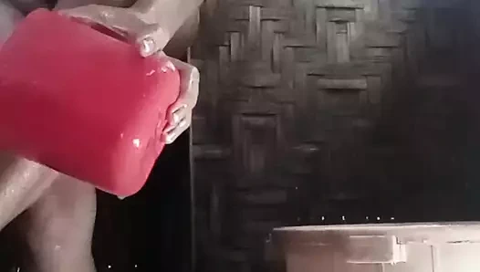 Orman kızı kulübesinde terli çıplak vücudunu banyo yapıyor