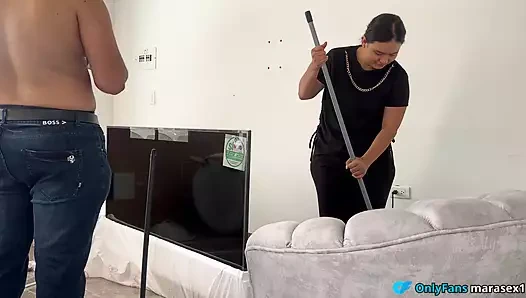 Televizyonumu tamir eden genç adamı sikiyorum ve içime boşalıyor