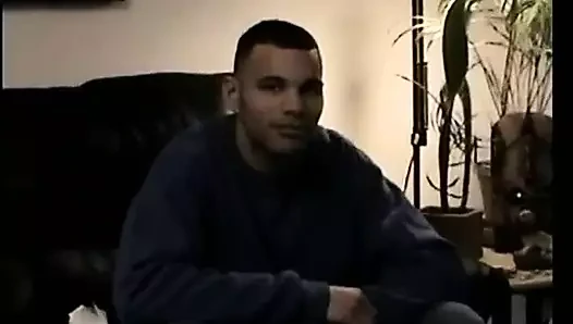 Büyük yaraklı hetero oğlan dino sikiyor