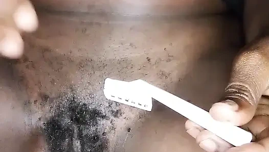 Azgın küçük amcığımı benimle tıraş et