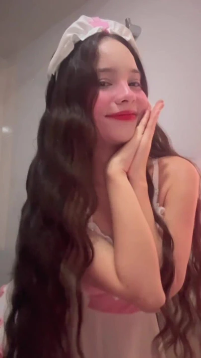 Seksi bir hemşire gibi giyinmiş ve zevk enjeksiyonları ve kontrolsüz