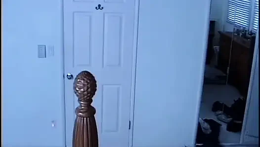 Bir adam kurt adama dönüşüyorken iki sürtük ve üç adam seks partisi yapıyor