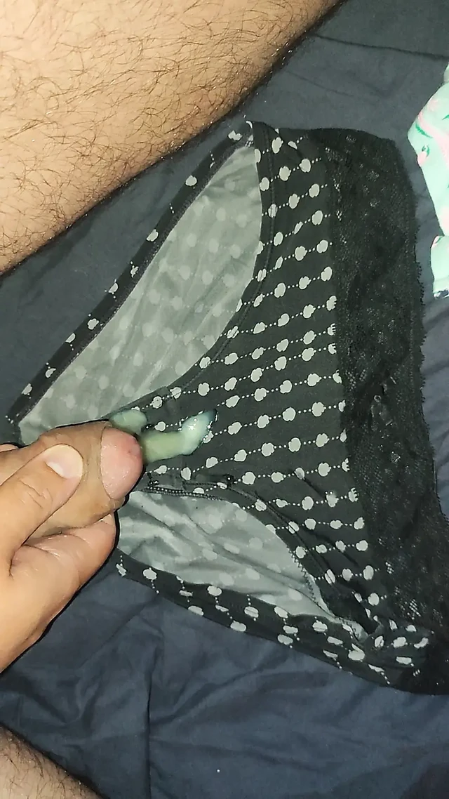 Дрочка с камшотом в трусики девушки в школе-члене