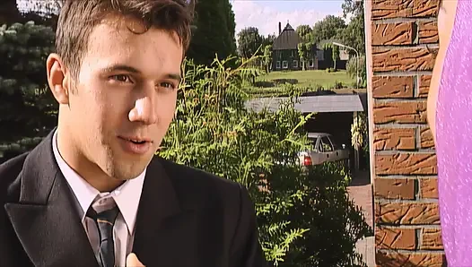 Kelly jeannie olarak sikişmek, emmek ve boşalmak için elinden gelenin en iyisini yapıyor