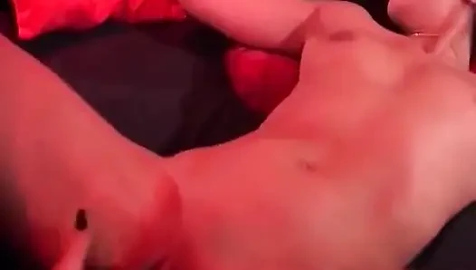 Bu eğlenmek için burada olan Almanya'dan lezbiyen hatunlarla yumruk sokma seansı