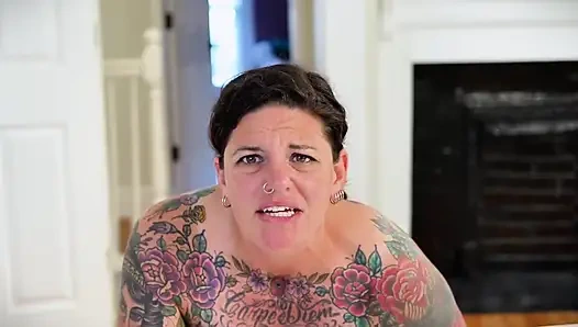 Carrie Capri трахает раком машину для траха и жестко кончает!