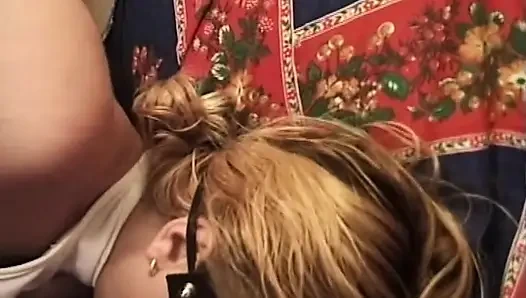 Gözleri bağlı orta yaşlı seksi kadın yoğun parmaklama ve yüze oturmadan sırılsıklam