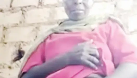 Hadzabe kabilesi olgun kadın erkek arkadaşıyla görüntülü görüşmede, telefonu nereden aldığını sorma.