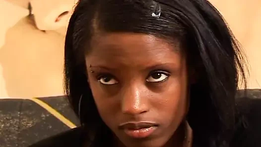 Sevimli zenci Fransız bebek büyük beyaz yarakla sikiliyor