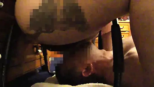 Şişman karısı ağzıma işiyor