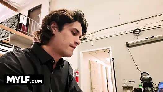 Tombul orta yaşlı seksi kadın Richelle Ryan yepyeni bir adamla sikişiyor ve genç yarağını alıyor