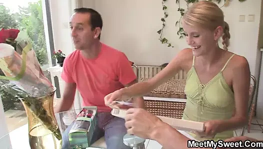 Sarışın anne baştan genç için yapay penis sikme