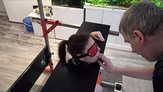 Köle, Direkte Savunmasız Sybian'da Orgazma Sürüklendi