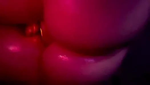 Yağlanmış büyük götlü hatun dildoyla oynuyor