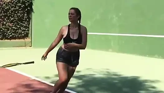 Leila Lowfire beim Tennis