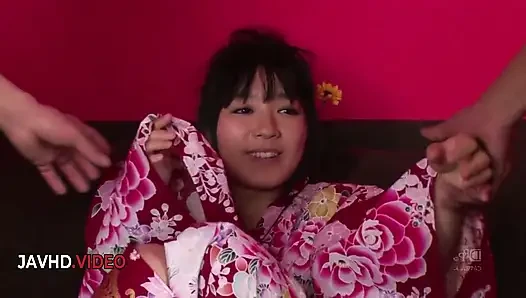 Chiharu Sizzles kimono'da ateşli Japon oral seks heyecanı ve ateşli dölleme eylemi