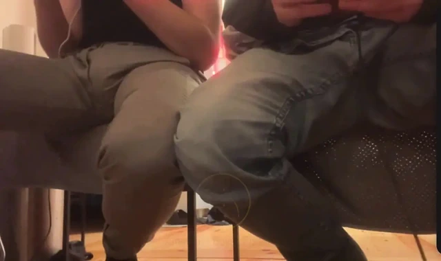 2 amatör ev arkadaşı bir takipçi için kamerada pantolonlarını ıslatıyor